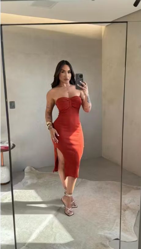 Vestido Femenino Tomara Que Caia Canelado Midi Tubinho Elegância e Ousadia Unidas Em Uma Peça