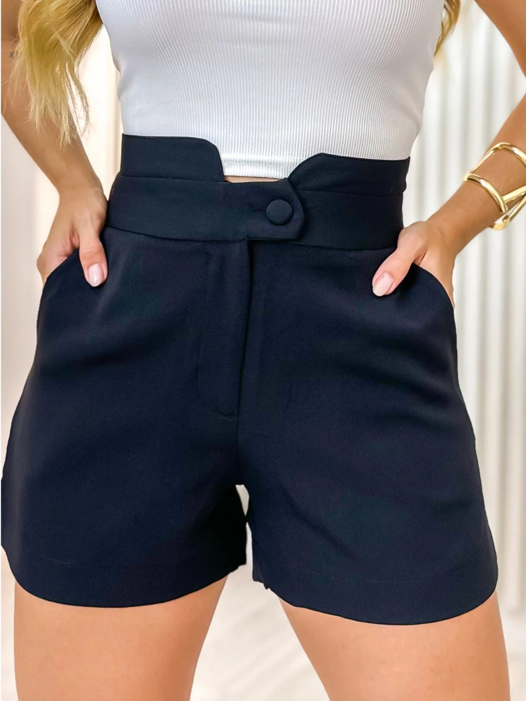 Short Elegante e Casual com Detalhe de Botão Forrado